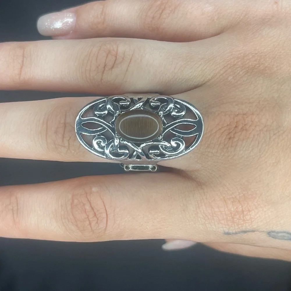 Elegant Silver and Brown Filigree Ring